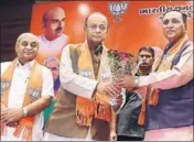  ?? PTI ?? Finance minister Arun Jaitley announces Vijay Rupani as Gujarat’s 22nd chief minister as deputy CM Nitin Patel (left) looks on.