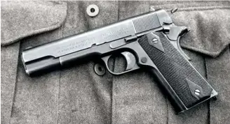  ??  ?? M1911手枪是二战­中美军大量装备的大口­径手枪，其威力大、火力猛，深受美军官兵喜爱