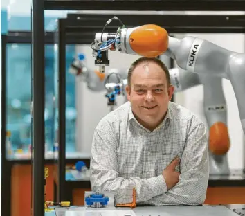  ?? Foto: Ulrich Wagner ?? Bernd Liepert arbeitet schon eine gefühlte Ewigkeit für Kuka – mit Höhen und Tiefen. Ende Januar verlässt der bisherige Innovation­schef den Roboterbau­er.