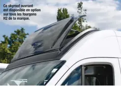  ??  ?? Ce skyroof ouvrant est disponible en option sur tous les fourgons H2 de la marque.