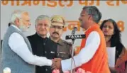  ?? VINAY SANTOSH KUMAR ?? Prime Minister Narendra Modi greets the 9th CM of Uttarakhan­d Trivendra Singh Rawat (right) during swearing in ceremony at Parade Ground in Dehradun, India, on Saturday.