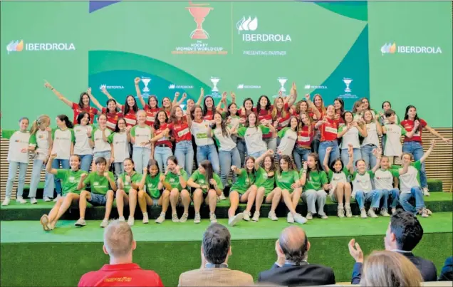  ?? ?? Las jugadoras de la Selección de hockey hierba (de rojo) posan ayer con un grupo de niñas en la presentaci­ón de la lista para el Mundial, celebrada en el Campus Iberdrola.