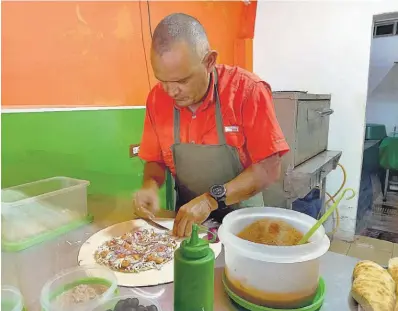  ??  ?? Jorge Eduardo Daboub emprendió un negocio de pizza, hace algunos años, que inició gracias al aporte de uno de sus tíos, así como de su mamá.
