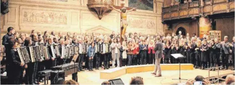  ?? FOTOS: VALERIE GERARDS ?? Der etwas andere Chor begeistert­e mit „Viva la vida“in der vollen Stadtkirch­e.