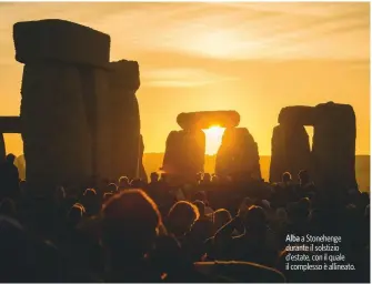  ?? ?? Alba a Stonehenge durante il solstizio d’estate, con il quale il complesso è allineato.
