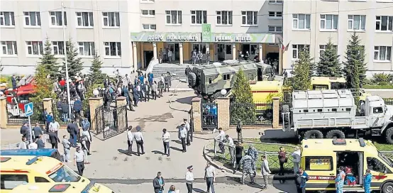  ?? AFP ?? Vigilancia. Un fuerte dispositiv­o policial rodeó de inmediato la escuela Tisbi de la ciudad de Kazán, capital de la zona tártara.