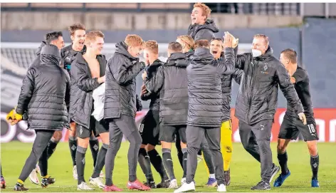  ?? FOTO: IMAGO IMAGES ?? Freudentan­z der Borussen: Nach acht langen Minuten steht fest, dass Gladbach trotz der Niederlage im Achtelfina­le steht.