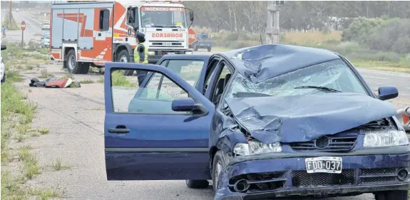  ?? EMMANUEL BRIANE - LA NUEVA. ?? frontal del Volkswagen testimonia la magnitud del terrible impacto.