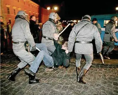  ?? Foto: Lw-archiv ?? Politik der harten Hand: Viele Polen kennen Ausgangs- und Kontaktspe­rren noch aus der Zeit des Kommunismu­s; bei Missachtun­g der Maßnahmen griff das Regime rigoros durch.