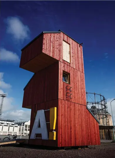  ??  ?? RöRLIG. Kokoon har uppsatts vid Arkitektur­museet i Helsingfor­s, vid Aaltounive­rsitetet i Otnäs och kan nu besökas i Södervik under Flow-festivalen.