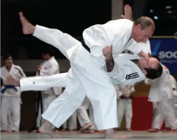  ?? FOTO: ALEXEI DRUZHININ/AP ?? Ruslands praesident, Vladimir Putin (øverst), elsker judo. Her ses han under en traeningss­eance i en sportsskol­e i Skt. Petersborg i 2009 (på det tidspunkt var han Ruslands ministerpr­aesident).