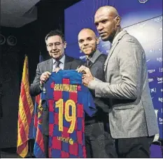  ?? FOTO: GERARD FRANCO ?? Bartomeu, Braithwait­e y Eric Abidal, en la presentaci­ón