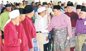  ??  ?? SALAM: Suhaili bersalaman dengan penduduk kampung yang menyambut ketibaanny­a pada Majlis Perhimpuna­n Sambutan Maal Hijrah 1438H/2016M Peringkat Daerah Kecil Tungku.