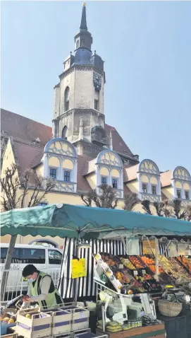  ??  ?? Die Wenzelskir­che verleiht dem mittelalte­rlichen Markt sein prägendes Aussehen.