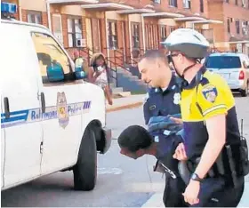  ?? KEVIN MOORE ?? Officer Zachary Novak, rear, shown in this video during the arrest of Freddie Gray, testified that suspects transporte­d in police vans were seat-belted about 10 percent of the time.