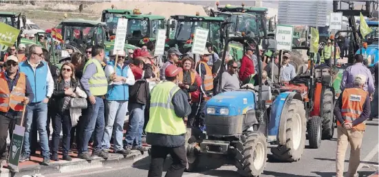  ?? Foto: Ángel García ?? Landwirte protestier­en bei Monforte del Cid gegen die hohen Produktion­skosten und die niedrigen Erzeugerpr­eise.