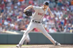  ??  ?? • El abridor Chris Sale lanza por los Medias Rojas de Boston en el primer inning.