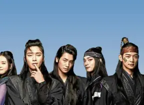  ??  ?? The main cast of “Hwarang” can be divided into Team Actors and Team Idols. This division became handy when SHINee’s Choi Minho revised the choreograp­hy to make the steps easier to follow for fellow actors (above). “Hwarang” is a visual feast (left) for...