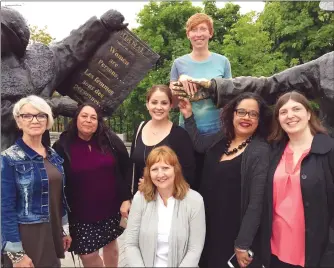  ?? SUBMITTED PHOTO ?? Leanne Biem, Lee Durst, Carrie Campbell, Bev Carson, Cody Jensen, Natasha Carvalho and Jennifer Ottenbreit with the Medicine Hat Women's Shelter Society pose at the “Women are Persons!” sculpture in Ottawa, which pays tribute to the Famous Five: Irene...