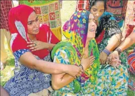  ?? HT PHOTO ?? Family members of the deceased mourning after his alleged custodial death in Karnal on Friday.