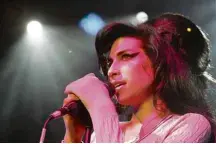  ?? Associated Press ?? A britânica Amy Winehouse morreu aos 27 anos, em 2011 ‘THE HANDMAID’S TALE’