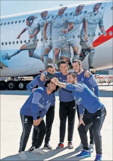  ??  ?? SIN JAMES. El club eligió a los dos primeros capitanes y a la BBC para la foto de Fly Emirates.