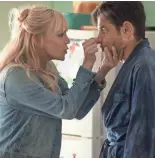  ?? PERA DIYAH ?? Anna Faris (left) and Eugenio Derbez star in "Overboard," a remake of the 1987 Goldie Hawn/Kurt Russell comedy.