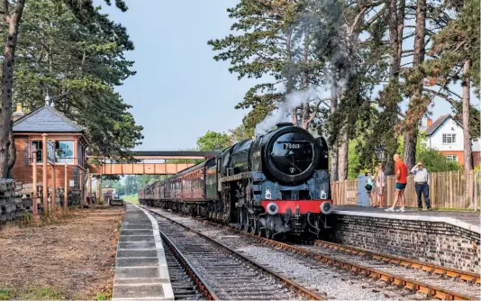  ?? JACK BOSKETT ?? ‘Britannia’ No. 70013 Oliver Cromwell completes the scene at the new Broadway terminus on May 27.