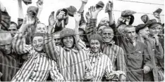  ?? Archivfoto: dpa ?? Jubelnde Insassen des Konzentrat­ionslagers Dachau nach ihrer Befreiung durch ame rikanische Soldaten.