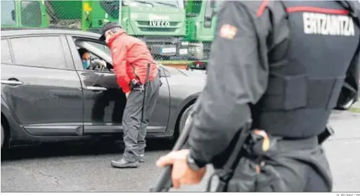  ?? H. BILBAO / EP ?? Varios agentes de la Ertzaintza dan el alto ayer en un control de tráfico en Bilbao.