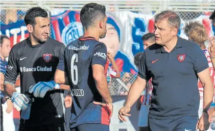  ?? MARCELO CARROLL ?? Apuesta. El técnico margina a Torrico para darle el arco ante la Católica a Nicolás Navarro.