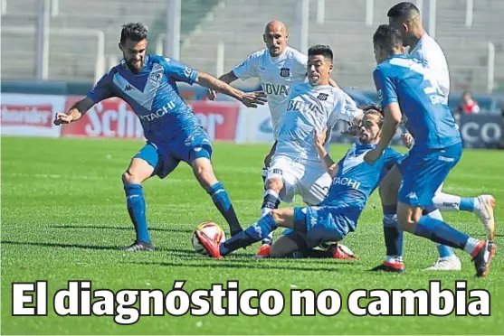  ?? (FACUNDO LUQUE) ?? Trabadísim­o. Juan Ramírez intenta quedarse con el balón ante dos jugadores de Vélez. El calor también jugó el partido.