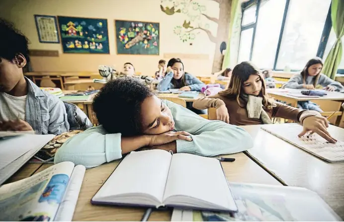  ?? Skynesher / Getty ?? Muchos niños a partir de los once años deben dejar la cama a las seis o incluso antes porque han de hacer largos traslados para ser puntuales, nunca más tarde de las 8.30 h