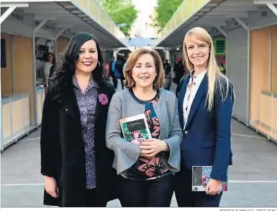  ?? REPORTAJE GRÁFICO: JORDI VIDAL ?? Alicia Vara, María Rosal y Alessia della Roca, en la Feria del Libro.