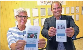  ?? FOTO: NORBERT PRÜMEN ?? Andrea Diana Hurtz und Eduardo Träger freuen sich als Leitung der Schule auf das neue Angebot im naturwisse­nschaftlic­hen und sportliche­n Bereich.