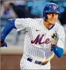  ?? Frank Franklin II / Associated Press ?? The Mets' Brandon Nimmo left the second game of the doublehead­er with the Cardinals on Tuesday after fouling a ball off his right knee.