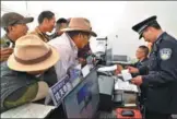  ?? LI YULIN / FOR CHINA DAILY ?? Residents visit the Yangla police office for assistance.