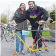  ??  ?? Natalie Renz und Max Schröder freuen sich über das ersteigert­e Rennrad.