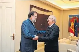  ??  ?? Primer contacto. Rajoy recibe al líder opositor venezolano en la Moncloa.