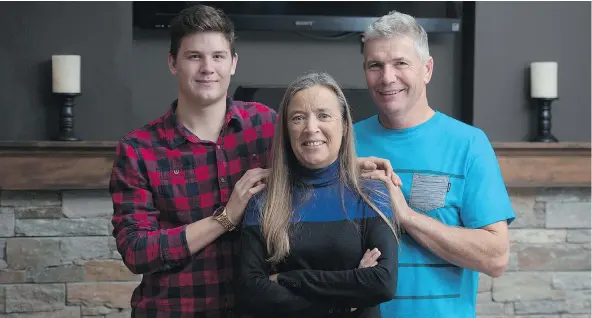  ?? JASON PAYNE/PNG ?? Sarah Vant Geloof, with son Jeremy, left, and husband Rick is now seeking the identity of a kidney donor so she can give thanks to the donor’s family. Vant Geloof has lived with the transplant­ed kidney for 30 years.