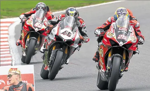  ?? Pictures: Simon Hildrew ?? Josh Brookes (25) sets the pace at Brands with Scott Redding (45) among those giving chase. Inset: Redding celebrates winning the BSB title