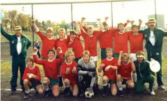  ??  ?? Stor glede etter seier i bronsefina­len i Skeid Cup i 1986. Bak fra venstre: Formann Leif Stenevik, Rune Abrahamsen, Ole Drønen, Erik Stølen, Geir Vegge, Jan Erik Hetland, Leif Magnar Borten, Arne Marthinsen, trener/ leder Aage Bach. Foran fra venstre: Jan Olav Simonsen, Steinar Jessen, Hans Meberg, Johan Sverre Hansen, Arnt Magnus Larsen, Henning Gilja og trener/ leder Arne Penne.