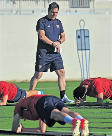  ??  ?? TRABAJO. El Sevilla debe mejorar sus números en defensa esta temporada.