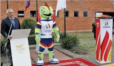  ?? ?? Ciro Solano, presidente del COC, junto a la mascota (Guatapí) y el Fuego Bolivarian­o.