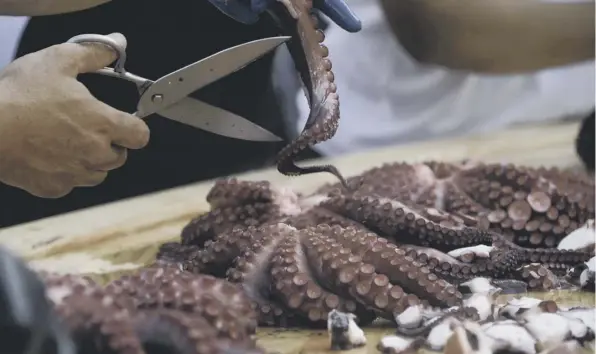  ?? ?? 0 Cooks prepare the world’s biggest octopus tapa cooked in Carballino, Spain