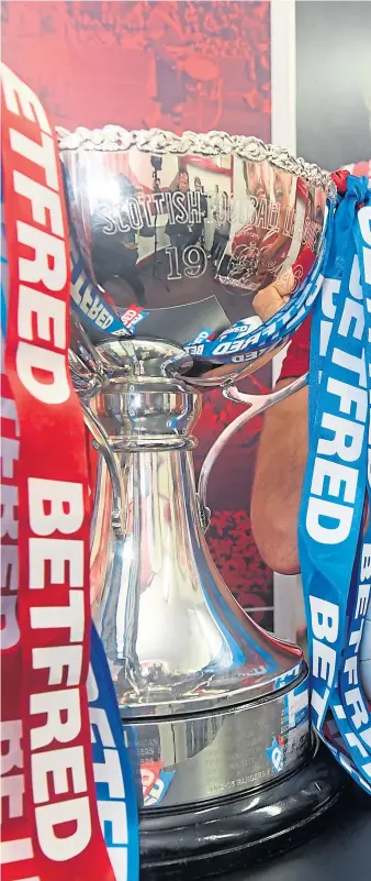  ?? Sumner. Picture: Chris ?? Dons keeper Joe Lewis with the Betfred Cup prior to tomorrow’s Hampden showdown.