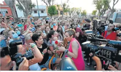  ?? MIGUEL ÁNGEL GONZÁLEZ ?? Muchos vecinos recibieron con entusiasmo a la hija de Rocío Jurado en la puerta del nuevo museo.