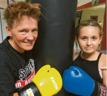  ?? Foto: Sybille Schuster ?? Abgekämpft, aber stolz. Die dreifache Weltmeiste­rin Tina Schüssler hat der 14-jährigen Nele, die an Blutkrebs erkrankt war, ein gemeinsame­s Boxtrainin­g versproche­n. Jetzt konnte es endlich eingelöst werden.