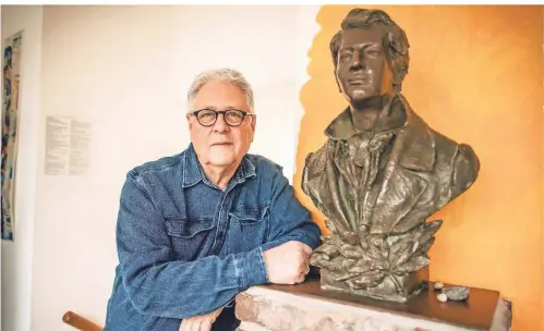  ?? FOTO: ANDREAS ENDERMANN ?? Rudolf Müller betreibt eine Buchhandlu­ng im Geburtshau­s des Dichters Heinrich Heine.