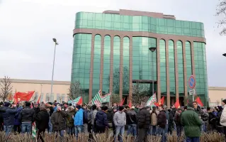  ??  ?? Fase difficile Picchetti davanti alla sede Ferroli nella fase acuta della crisi. La trattativa sugli esuberi è a una nuova strettoia